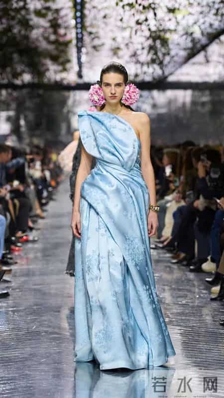 Christian Dior 2026春夏高定系列，繁花中有仙客来