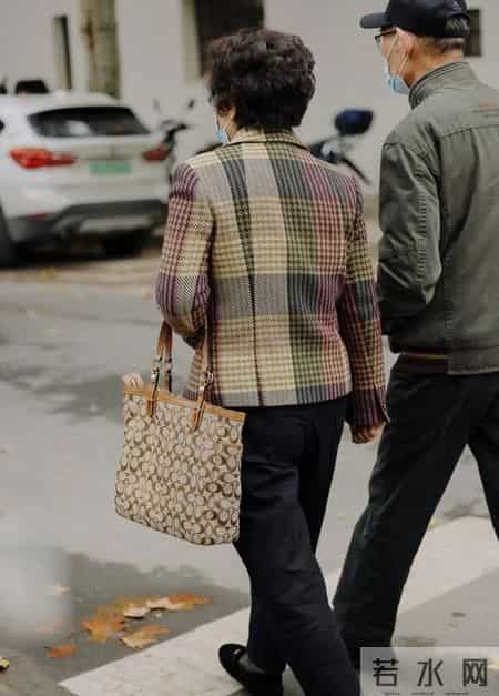 “上海奶奶”优雅到骨子里：穿衣得体、仪态端庄，一看就是讲究人