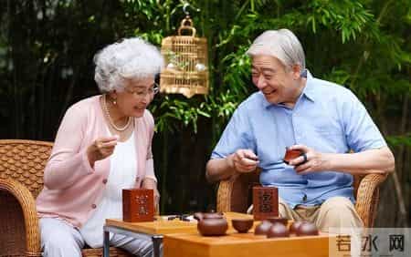 茶是老年痴呆的“催化剂”？医生反复强调：上了年纪，3种茶少喝