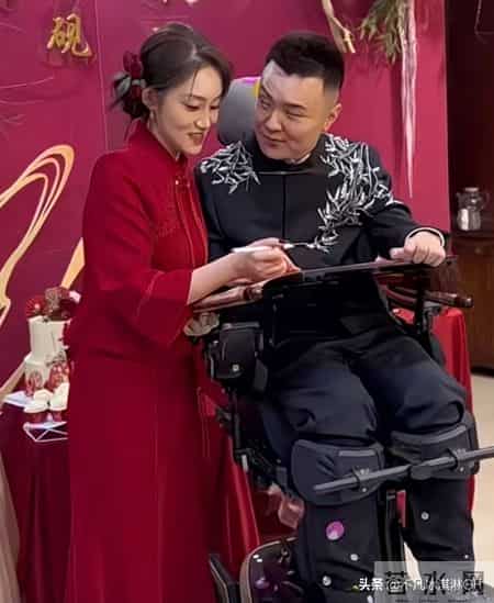 男子车祸瘫痪又花百万彩礼娶老婆，被问能否生育 女方回答没问题~