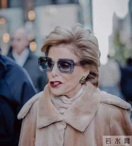 这才是巴黎奶奶“老得慢”的秘诀，裤子永远短一截，头发不乱