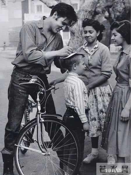 48张老照片看奇闻奇事，爱因斯坦合影卓别林，沙漠中的绿洲，在建中的埃菲尔铁塔