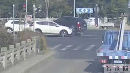 电动自行车“任性”闯红灯被撞，金山警方：非机动车主责