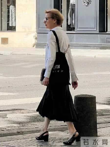 不得不说，法国女人才是最会穿的，不管是20还是80岁美的松弛优雅