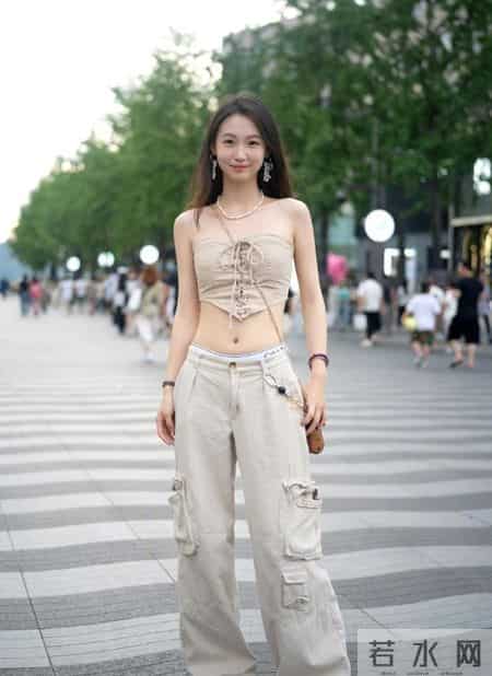 到成都才察觉：街头随处可见“抹胸+低腰裤”，露腰展身姿，很吸睛