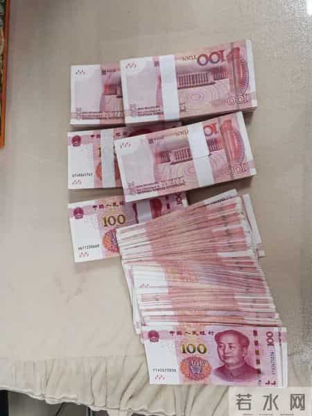 一箱“水果”7万块，出租车果断拐进派出所！