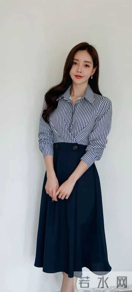 蓝白条纹衬衫搭配高腰A字纽扣半身裙，优雅复古。