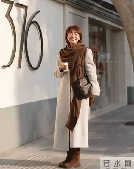 这个阿姨太会打扮：发剪短，衣穿简，58岁又美、又自然，值得借鉴