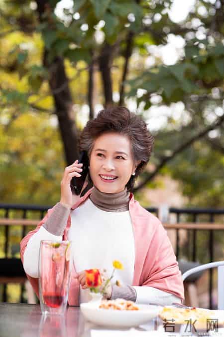 两性关系实话：女人过了60岁，99%都有这5个表现。你真的了解吗