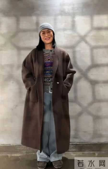 这才是60岁该有的打扮:衣不穿紧,色不过三,美得优雅又高级