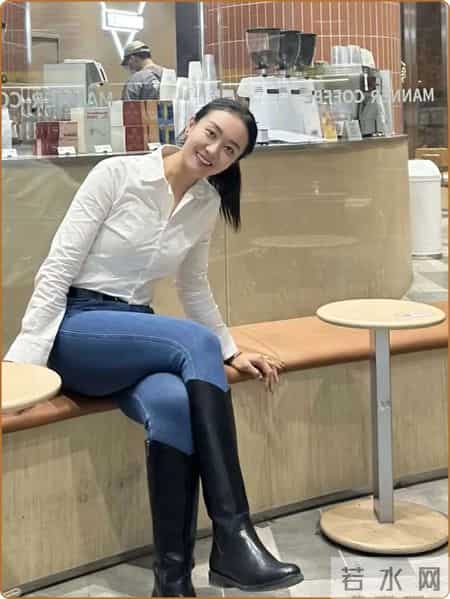 白色衬衫+牛仔裤"太绝了，职场丽人，这样搭时髦减龄显白显气质！