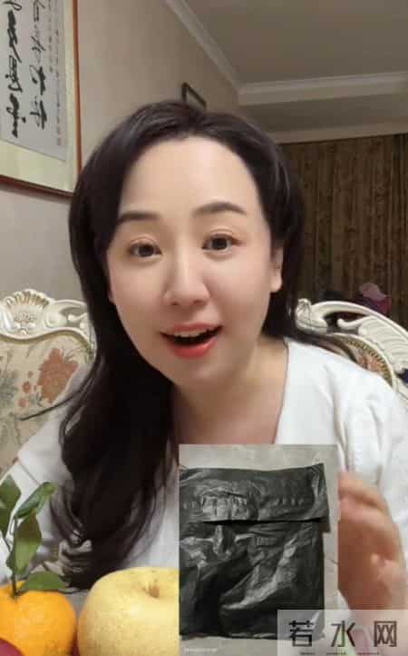 关凌新买的衣服被老公当成垃圾扔了，两人吵架后，她给老公的微信备注意外抢镜