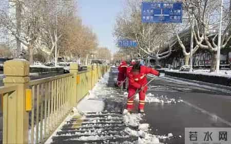 雪天扫雪不敢停!运城环卫工戴定位器,不动就罚款?官方回应来了