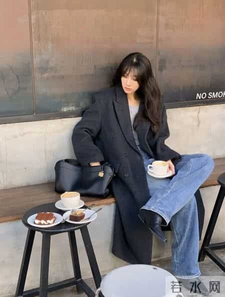 “深灰色大衣+阔腿裤”秋冬最经典搭配，干练随性有气质，太爱了