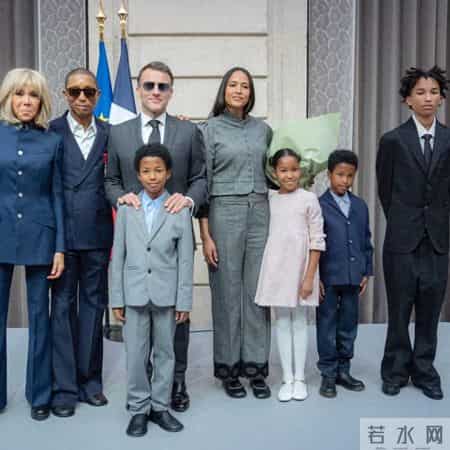 马克龙带72岁爱妻给LV创意总监颁勋章，仍戴着蛤蟆镜，引发争议