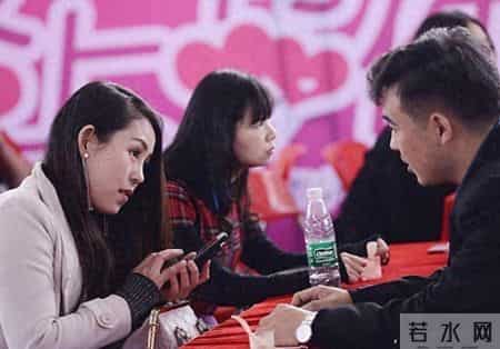 相亲上演荒诞局：闺蜜围坐，男人退场，谁真正被淘汰了？