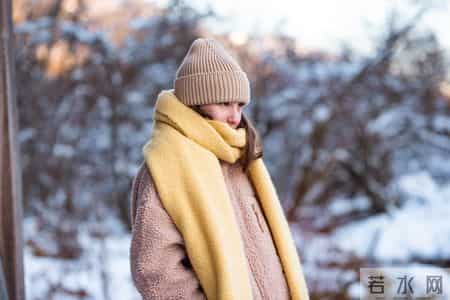 天气寒冷,常戴帽子好吗?医生:过了69岁,戴帽子千万注意这几点