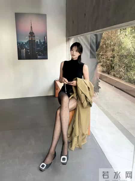 “咖啡馆拍照”穿什么？黑色上衣+西装裙最稳，怎么拍都不慌