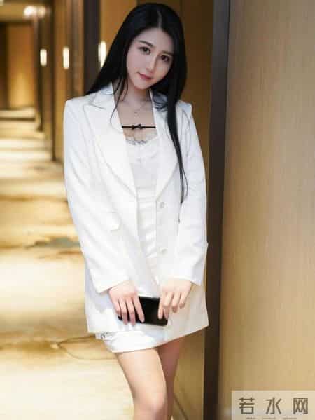 久经沙场的职场女性，一身全白的搭配，最干练的一种穿法