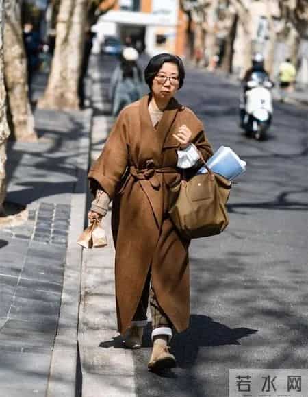 “上海奶奶”优雅到骨子里：穿衣得体、仪态端庄，一看就是讲究人