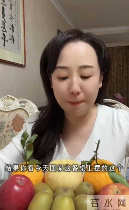 关凌新买的衣服被老公当成垃圾扔了，两人吵架后，她给老公的微信备注意外抢镜