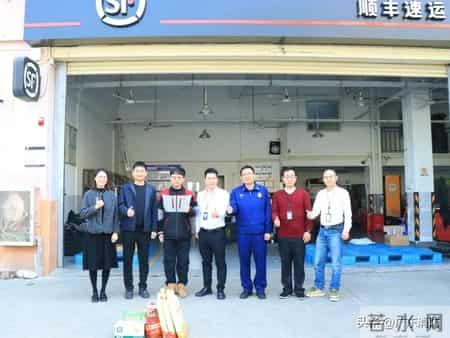 事发中山！深夜路边大树突然着火，快递小哥出手了