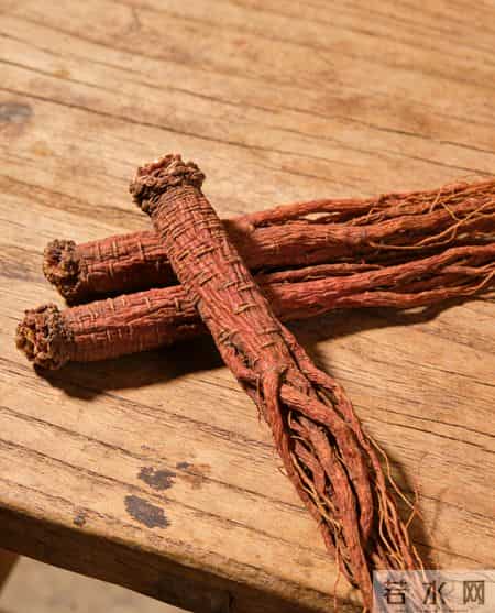 别再瞎泡养生茶！黄芪+丹参+山楂"三通茶"，中老年人喝对少遭罪