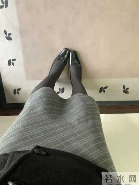 今年冬天黑色短外套+灰条纹裙+厚黑袜，通勤穿也太高级了