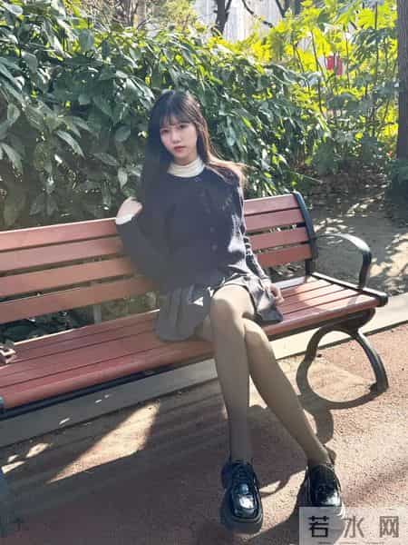 薄黑配百褶太犯规了，穿上直接变甜酷学姐！