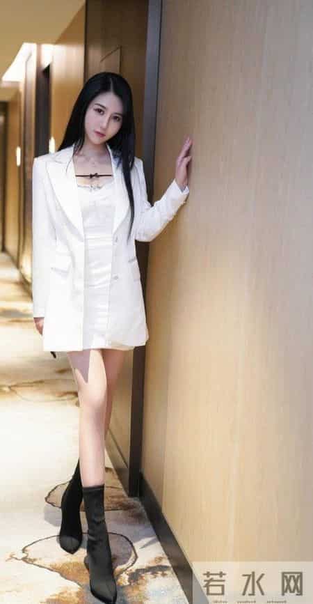 久经沙场的职场女性，一身全白的搭配，最干练的一种穿法