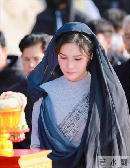 黑丧服配粉簪花？泰王独宠的诗妮娜，用新造型和温婉气质“稳”了