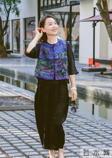 又发现超会穿的外婆！62岁穿衣简约大方，看着年轻时髦又自然