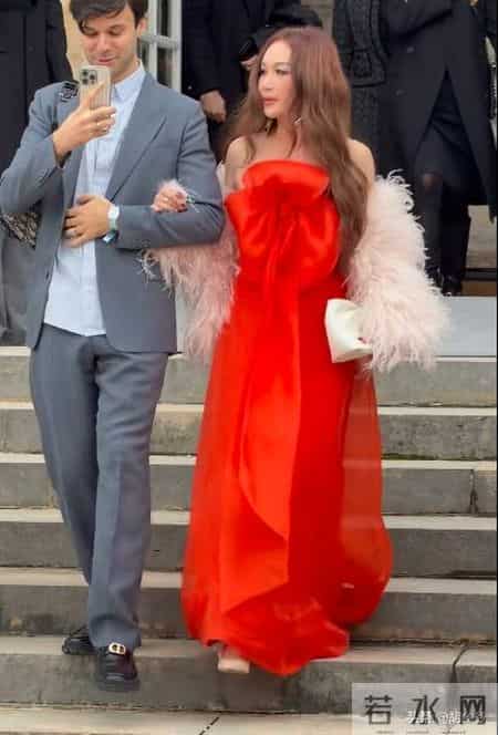 巴黎明星见光死！刘嘉玲发际线秃，周也脸肿，温碧霞一身红好辣眼