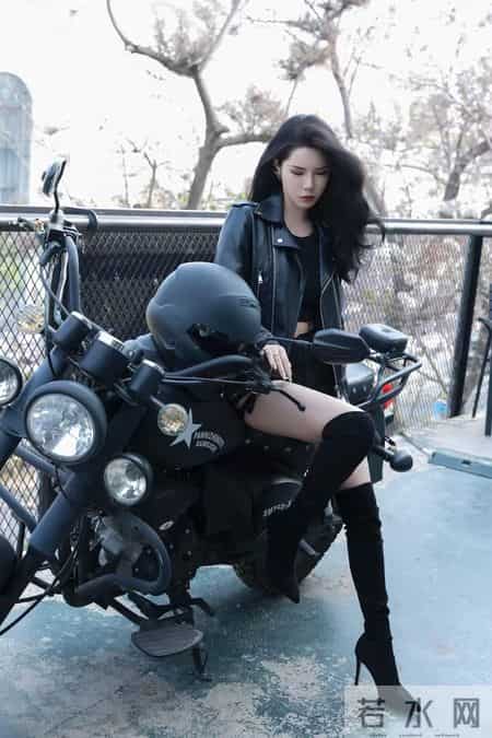黑色皮衣+机车,秋冬这样穿,回头率拉满!