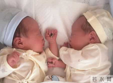 04年，父亲把双胞胎女儿送人，20年后疯狂寻找，只想知道过得如何