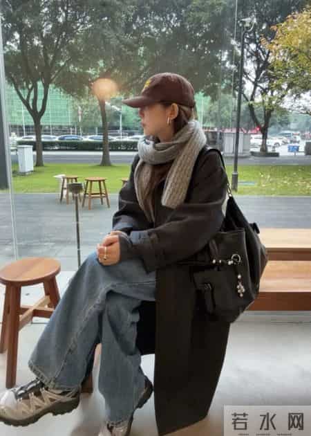 “深灰色大衣+阔腿裤”秋冬最经典搭配，干练随性有气质，太爱了