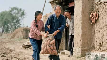 73年大旱，我偷偷给村花家送去半袋红薯，没想她硬要以身相许！
