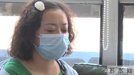 六旬母亲睡楼道一天一夜，大女儿视若无睹，她是家庭版的武则天