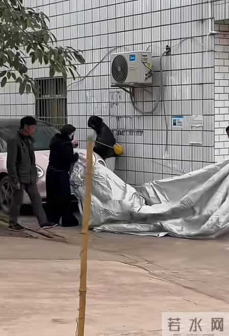 呆呆回合川老家写春联，晾在阳台全被风刮跑了，一万份根本写不完