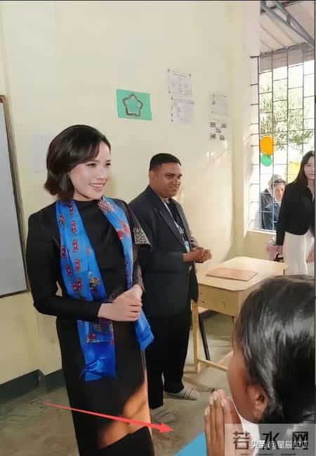 贵妃最后1站！印度小学做功德，戴爱马仕上万披肩 心情沉重不开心
