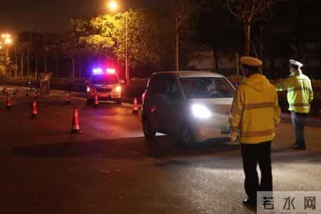 昨晚官塘大道多车超速被罚，交警夜间测速仪上线！