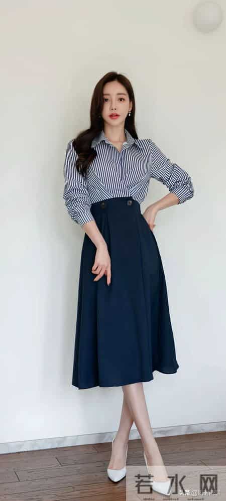 蓝白条纹衬衫搭配高腰A字纽扣半身裙，优雅复古。