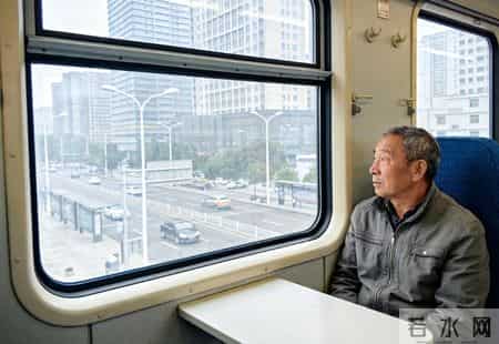 96年我在新疆和一女同事搭伙了6年，28年后回去发现她一直没嫁人