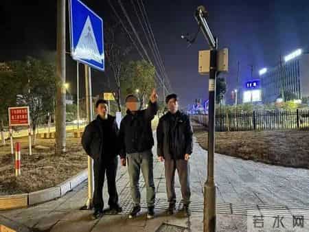 货车司机凌晨偷走公安的摄像头，因觉得拍出的画面肯定清晰，“快过年了，老家正好缺一个”；已被依法处理