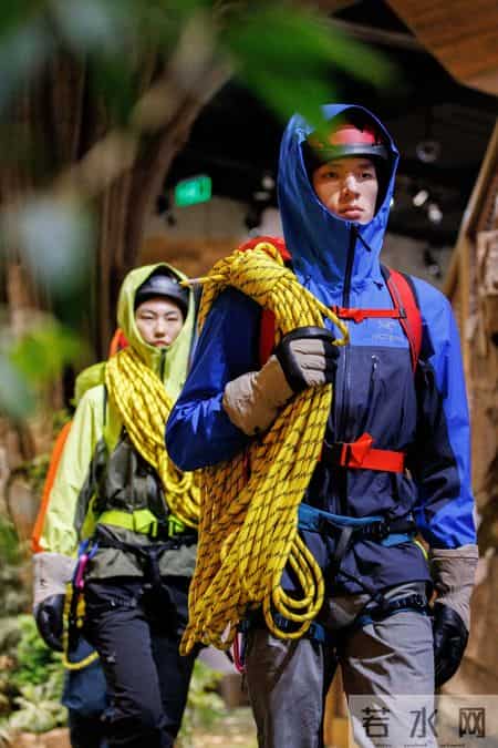 上了年纪的男人，少穿耐克、骆驼，换成这4个中产品牌更时髦