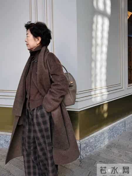 女人老了，不建议穿这3种“装嫩色”，自以为时髦，实际更显老了