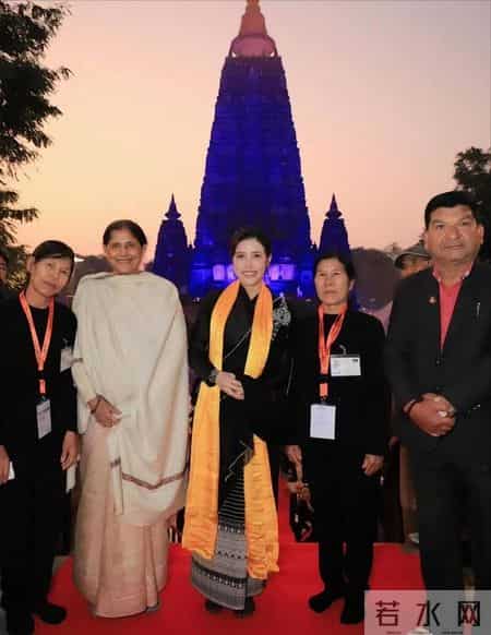 黑丧服配粉簪花？泰王独宠的诗妮娜，用新造型和温婉气质“稳”了