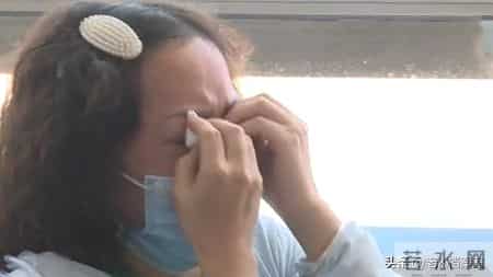 六旬母亲睡楼道一天一夜，大女儿视若无睹，她是家庭版的武则天