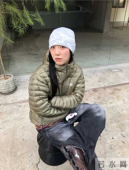 面包服、大衣都不时兴了，今年满街都在穿“排骨羽绒服”，特显瘦