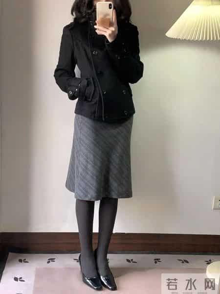 今年冬天黑色短外套+灰条纹裙+厚黑袜，通勤穿也太高级了